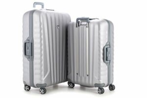 Đánh giá độ bền và tính năng thông minh trên các dòng vali khóa khung