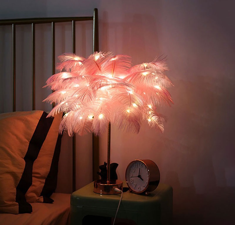 Đèn lông vũ tạo cho căn phòng sự tinh tế nhẹ nhàng.