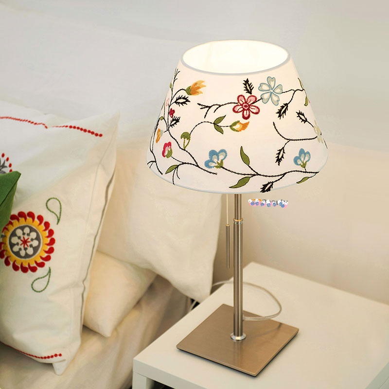 Đèn ngủ để bàn kiểu dáng truyền thống.